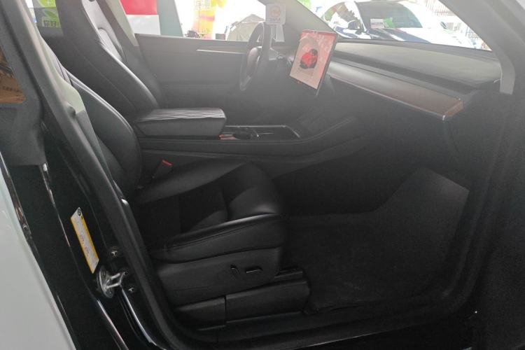 Used Tesla Model Y 2022 Long-Range All-Wheel-Drive Version Right Front Seat