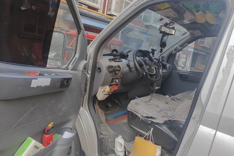 Used SAIC MAXUS Xintu V80 2019 2.5T Classic Model 6-Speed Manual Aotong Long Wheelbase Mid-Height 7-Seater