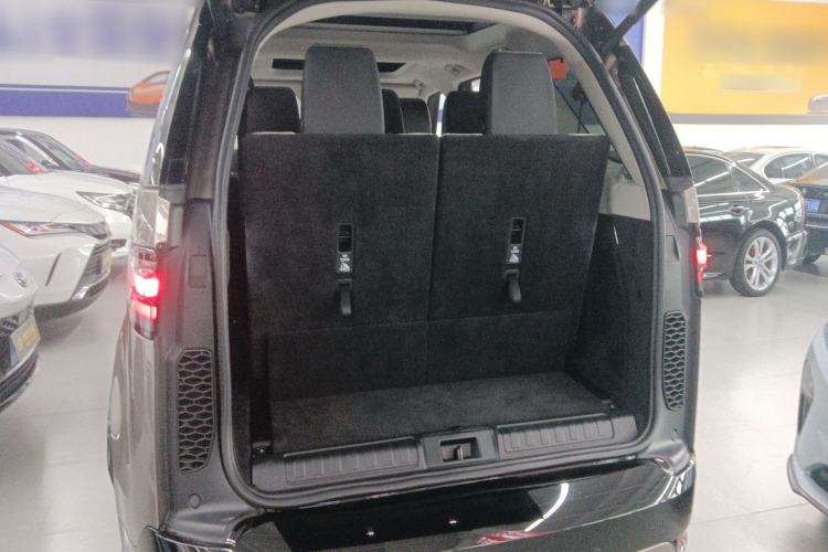 Used Land Rover Discovery 2023 Revised Version 360 PS R-Dynamic S Trunk