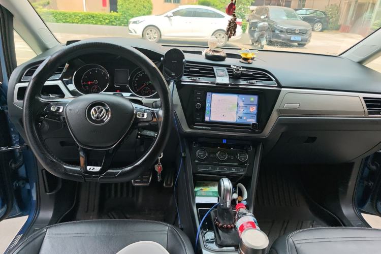 Used Volkswagen Touran 2016 Volkswagen Touran L 280TSI DSG Comfort Edition Center Console