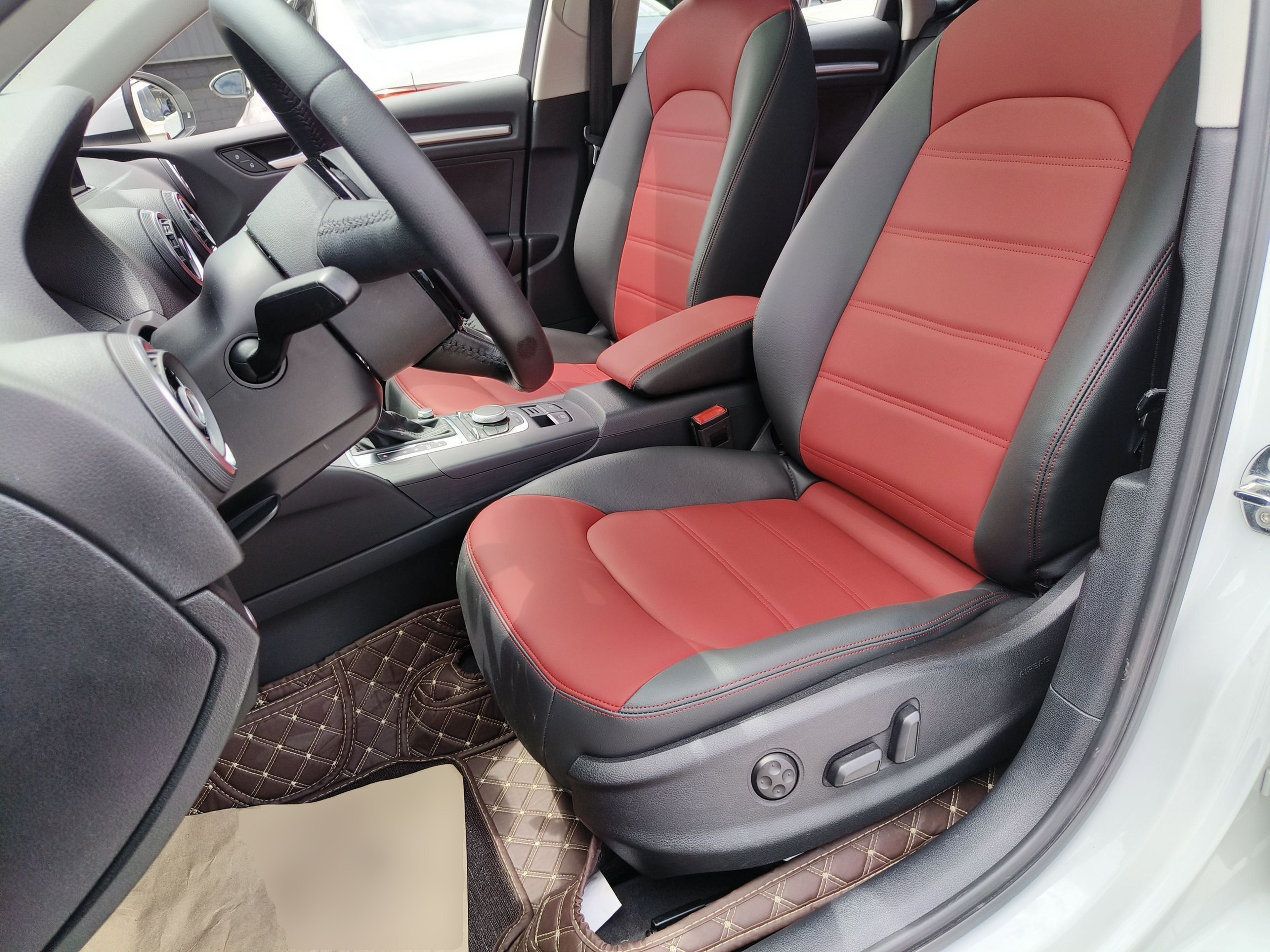 Переднее сиденье в автомобиле