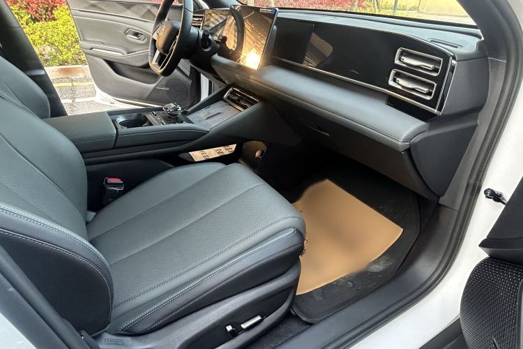 Used BYD Qin L 2025 DM-i Smart Drive 120KM Superior Model Interior 3