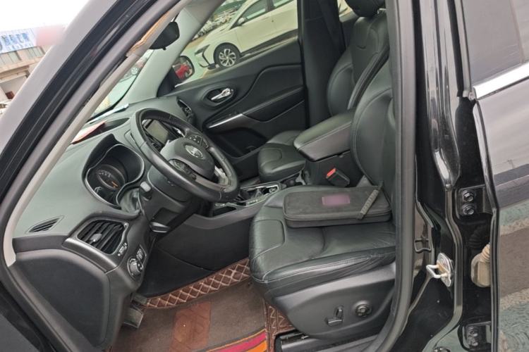 Used Jeep Cherokee 2019 2.0T Two-Wheel Drive Smart Enjoyment Version China V
