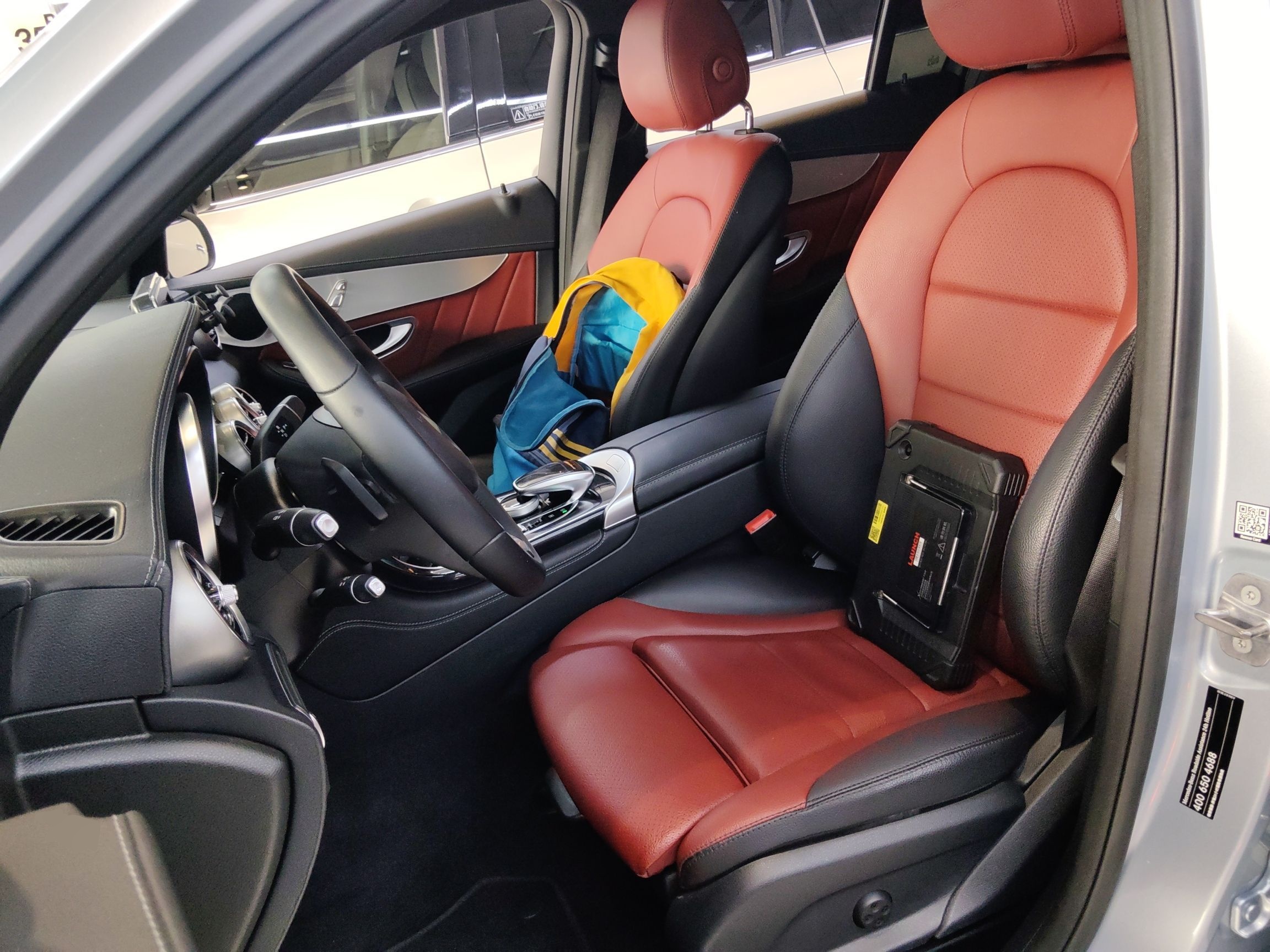 المقاعد الأمامية داخل السيارة