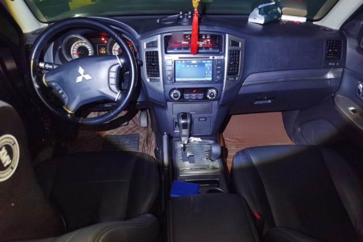 Used Mitsubishi Pajero 2016 3.0L Automatic Luxury Version China V Standard Center Console