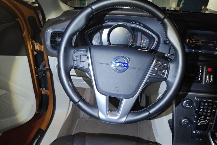 Used Volvo V40 2014 2.0T Zhiya Edition
