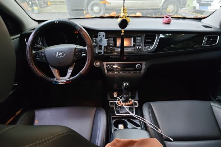 Used Hyundai Mistra 2014 1.8L Automatic Deluxe DLX Model Center Console