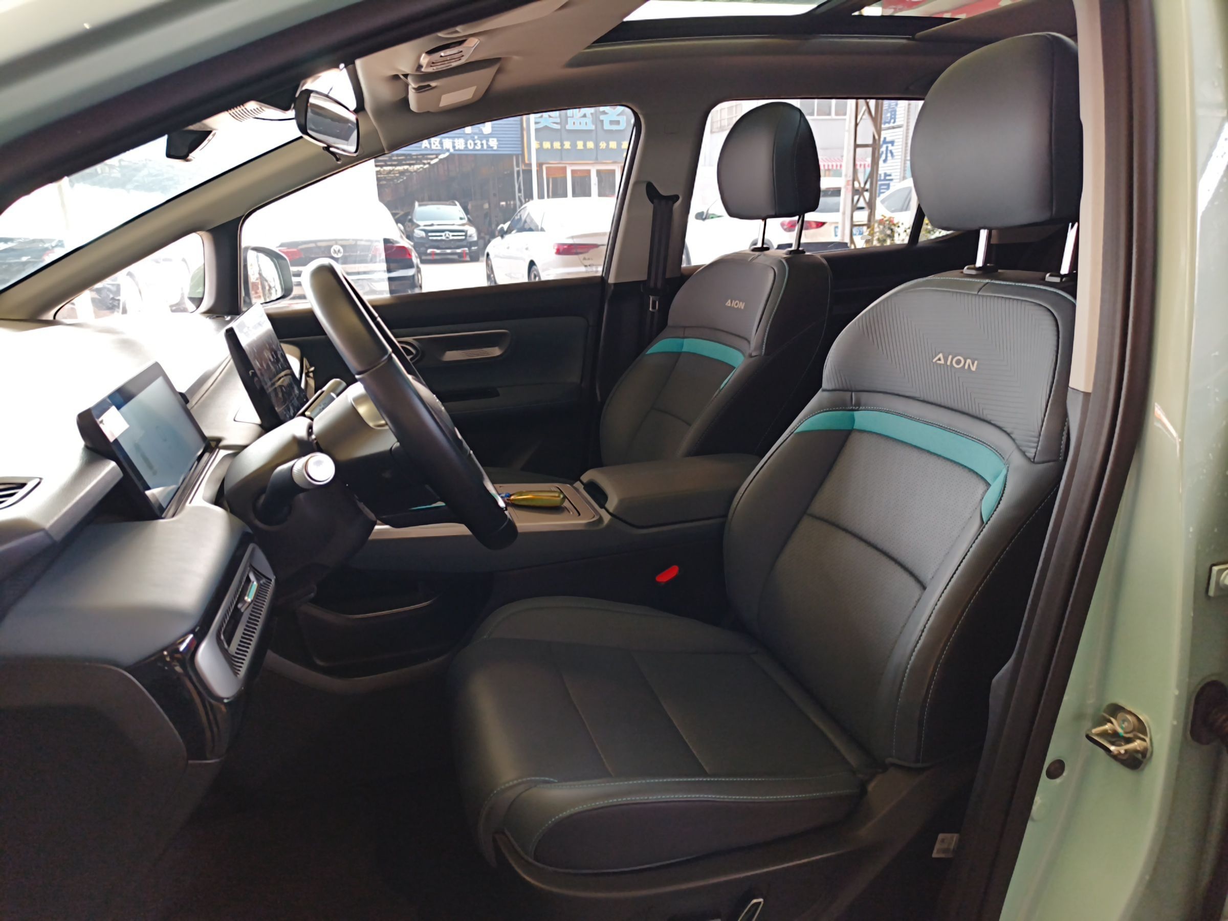 المقاعد الأمامية داخل السيارة