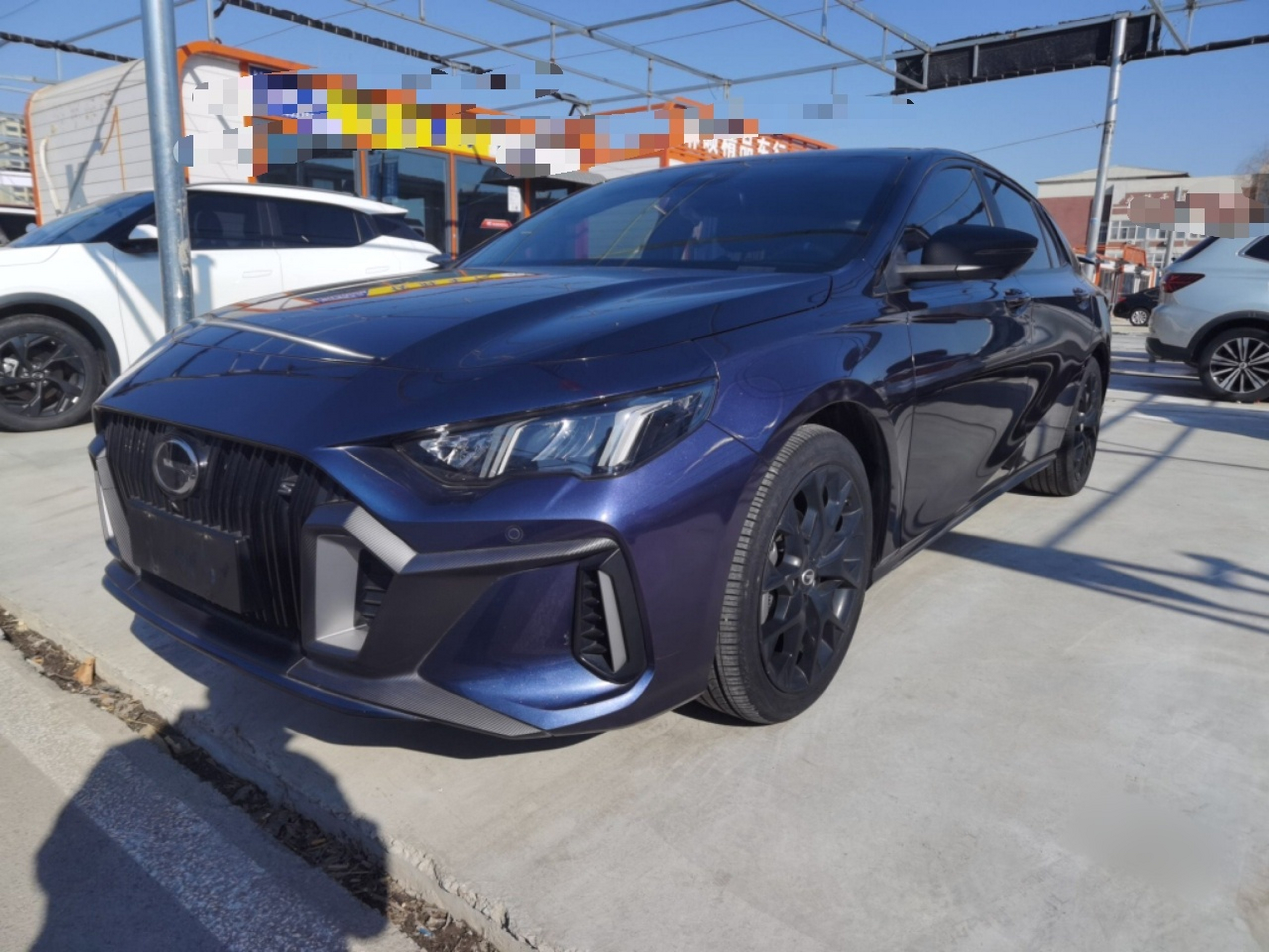 تحت مقدمة السيارة