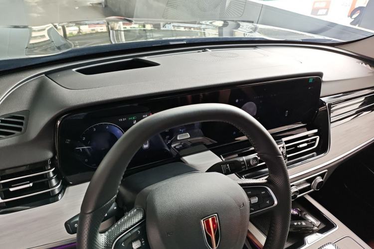 Used Hongqi HS5 2025 2.0T Two-Wheel-Drive Xuan Ying Edition Center Console