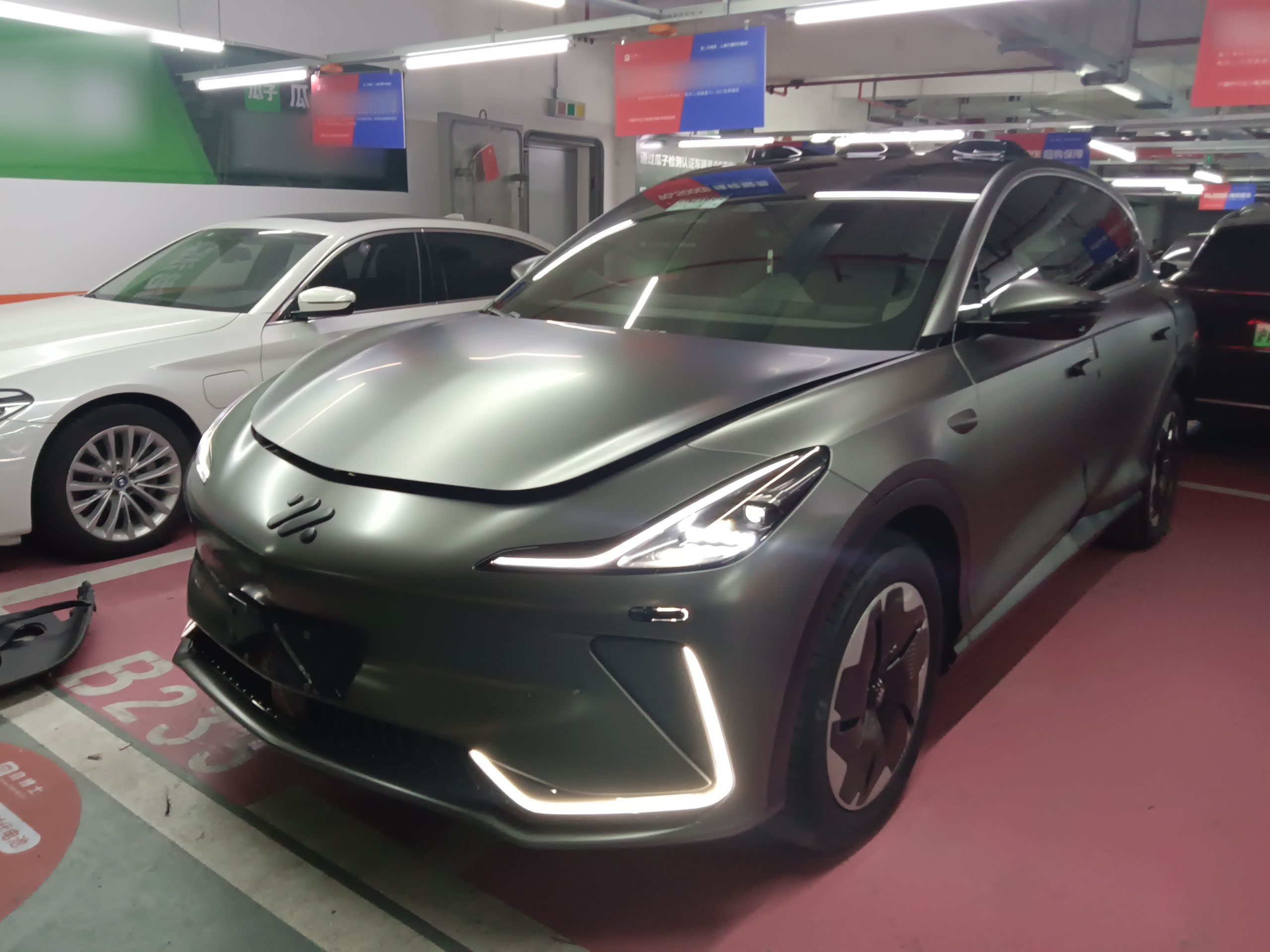 Под передней частью автомобиля