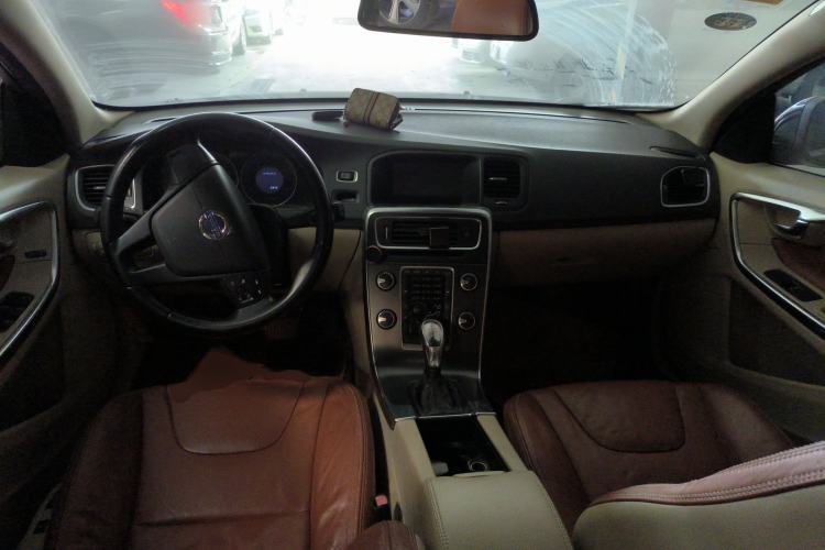 Used Volvo V60 2013 T5 Comfort Edition Center Console