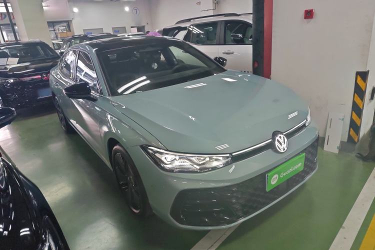 Used Volkswagen Passat 2025 Pro 380TSI Starry Dragon Luxury Edition Front Right 45 Deg