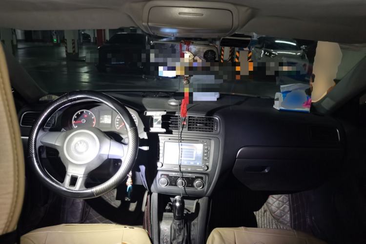 Used Volkswagen Sagitar 2012 1.6L Automatic Fashion Edition Center Console