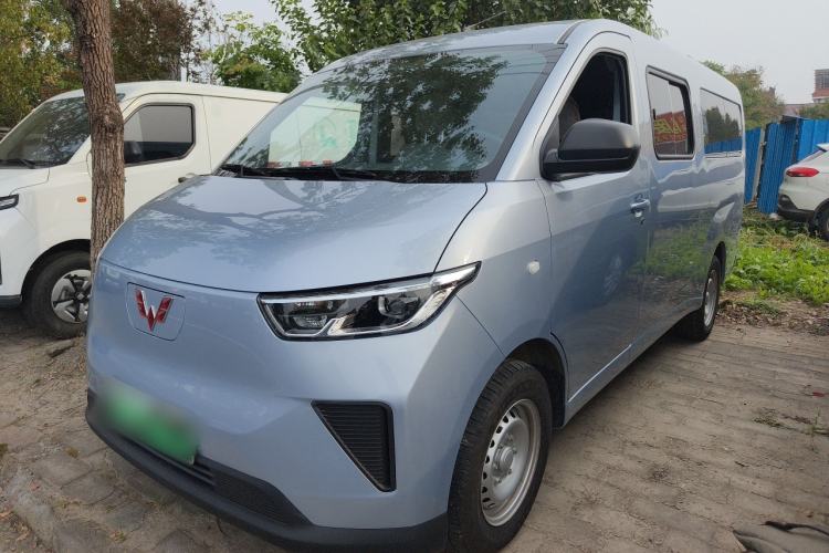 Used Wuling Yangguang 2024 300KM Comfort Version Passenger Van 75kW