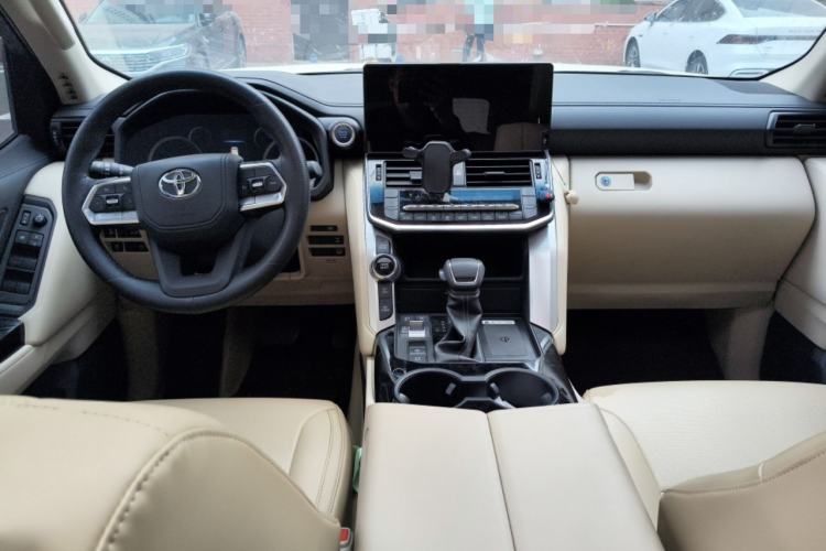 Used Toyota Land Cruiser 2022 3500 3.5T GXR with 20 Wheels Velvet Interior Ambient Lighting and Creep Mode—Middle East Edition Center Console