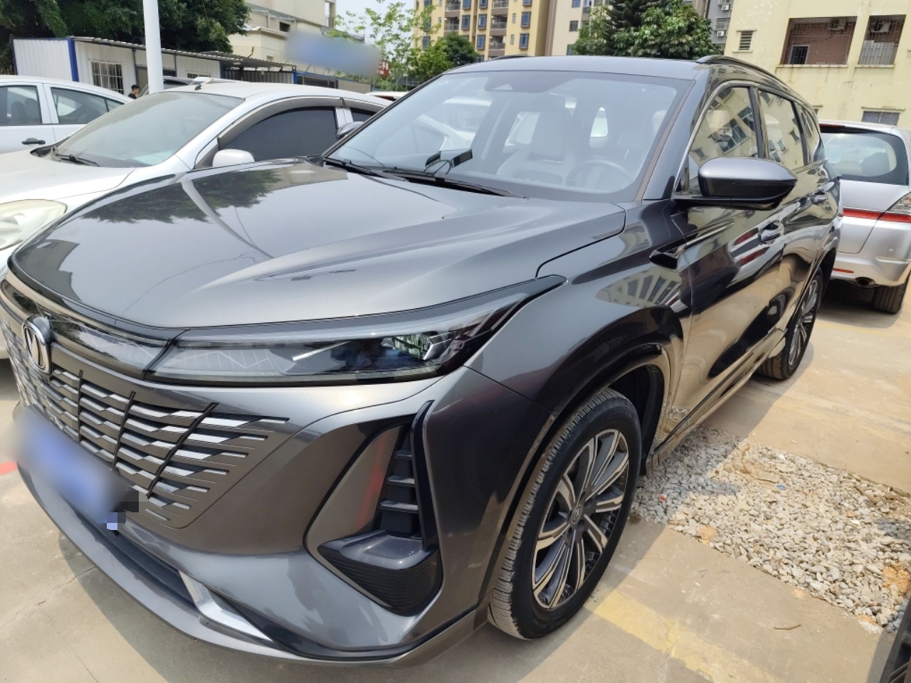 Под передней частью автомобиля