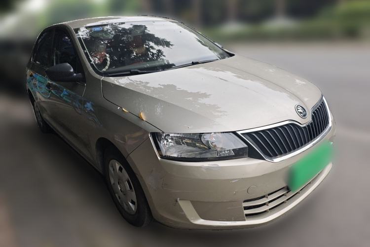 Used Skoda Rapid 2016 1.6L Manual Front-Wheel-Drive Version Front Right 45 Deg