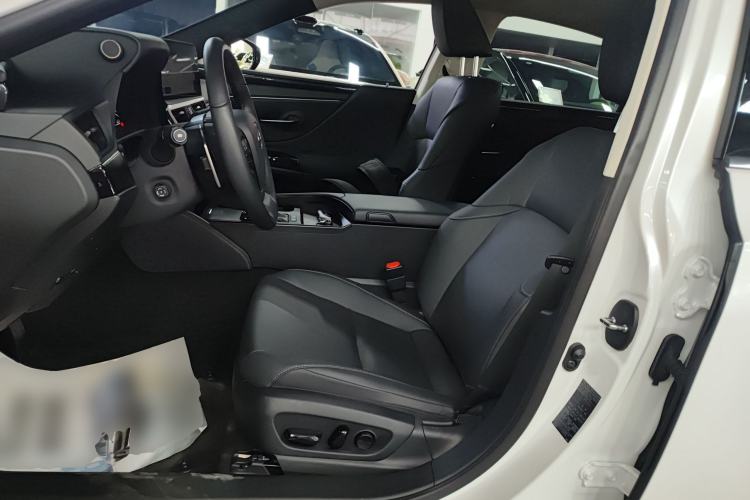 Used Lexus ES 2023 200 Excellence Edition
