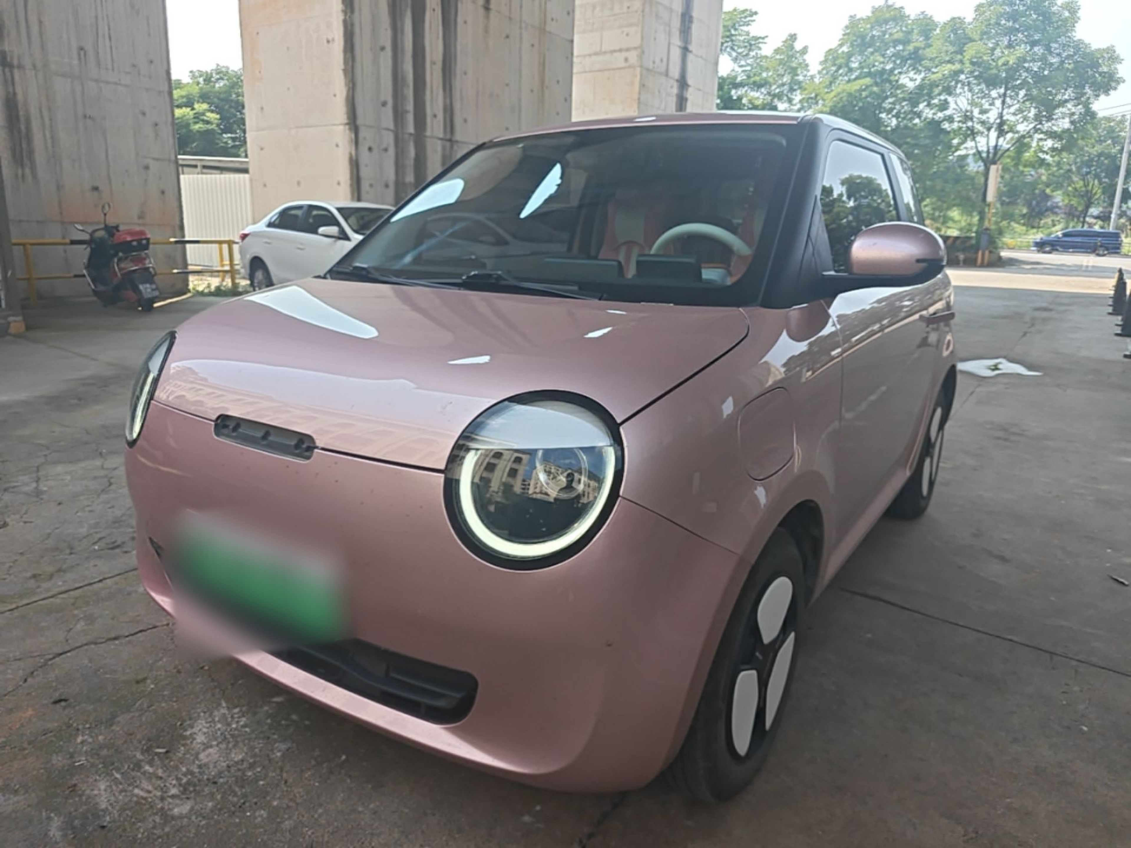 Под передней частью автомобиля