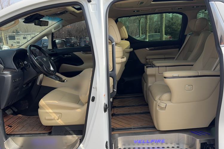 Used Toyota Vellfire 2023 Crown Dual-Engine 2.5L HV Prestige Edition
