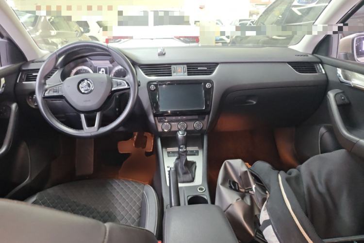 Used Skoda Octavia 2018 1.6L Automatic Luxury Edition Center Console