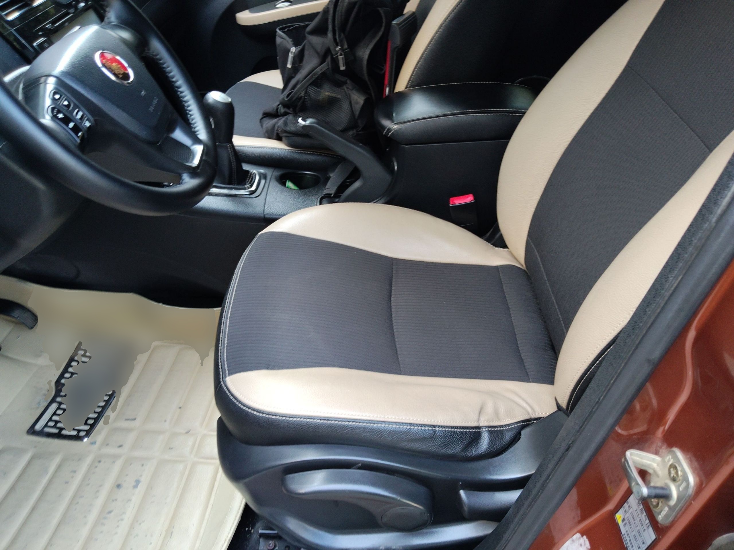 Переднее сиденье в автомобиле