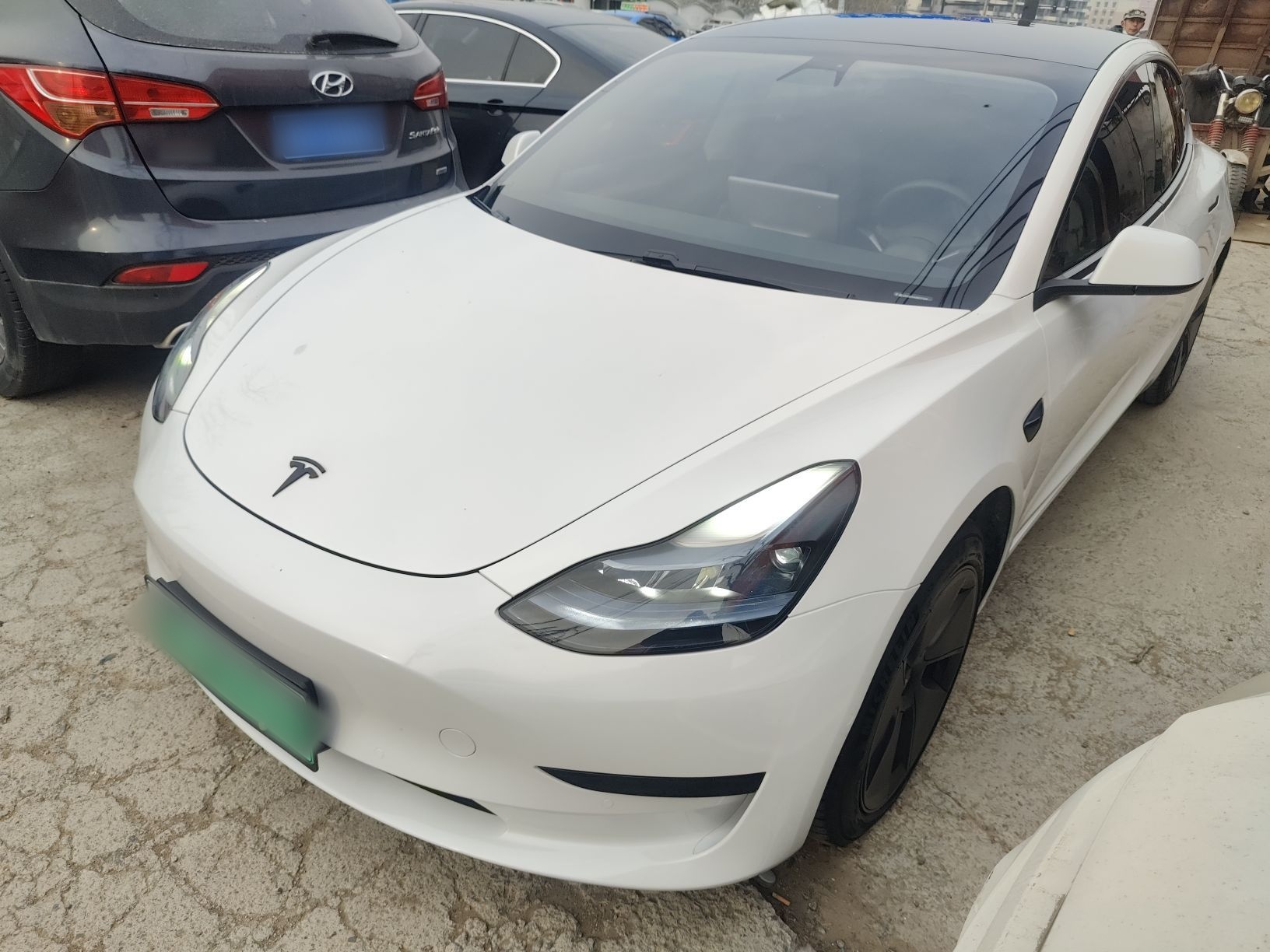 تحت مقدمة السيارة