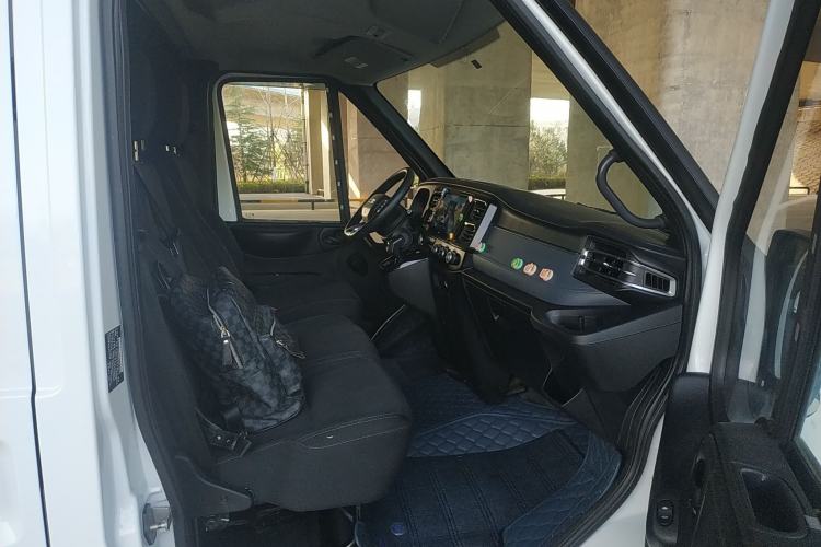 Used JMC Fushun 2023 2.0T Automatic Mid-Drive High-Roof Commercial Van Transport Vehicle with 2/3 Seats
