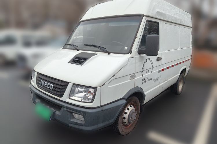 Used Iveco Daily 2021 2.8T V35 VAN厢式 Delivery Van 3-Seater Short Wheelbase Mid-Roof Design with Dual Tires and Side Sliding Doors