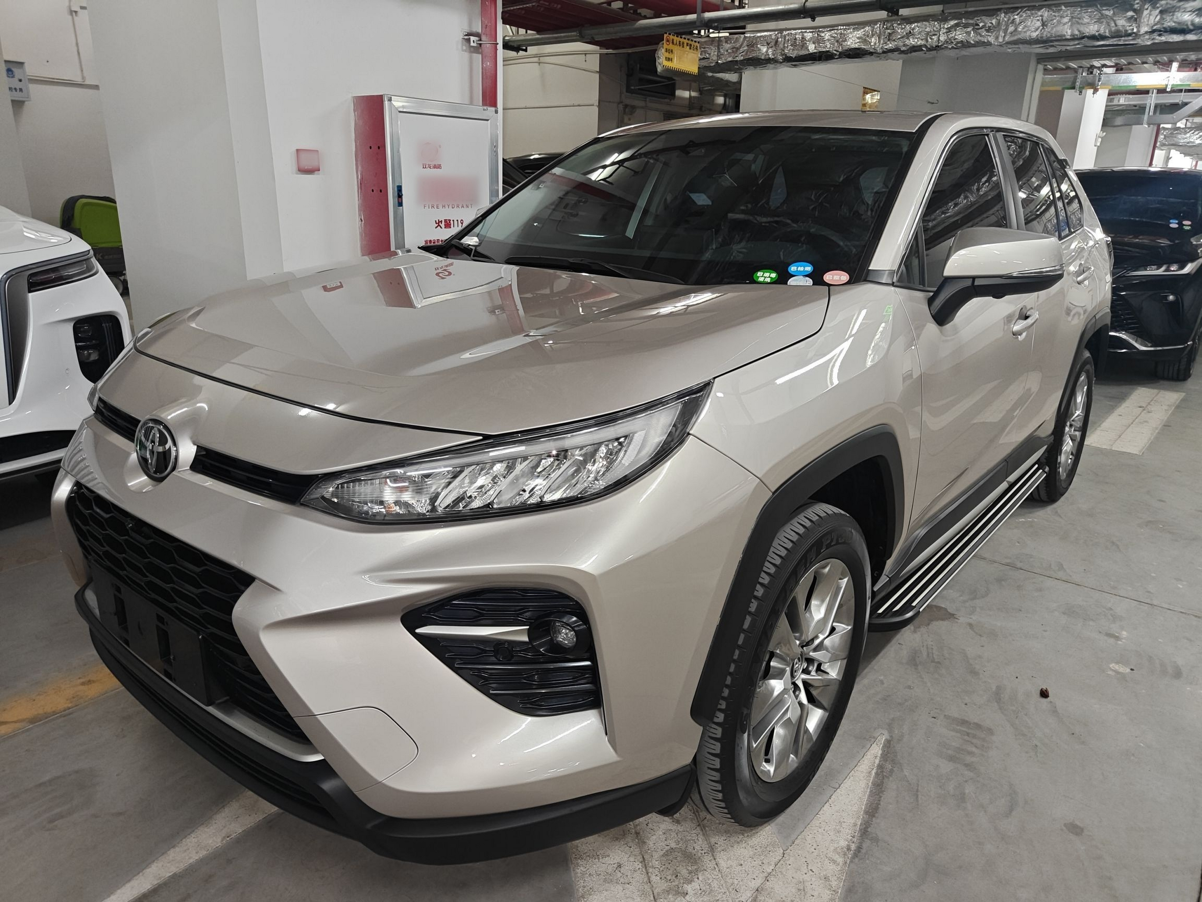 Под передней частью автомобиля
