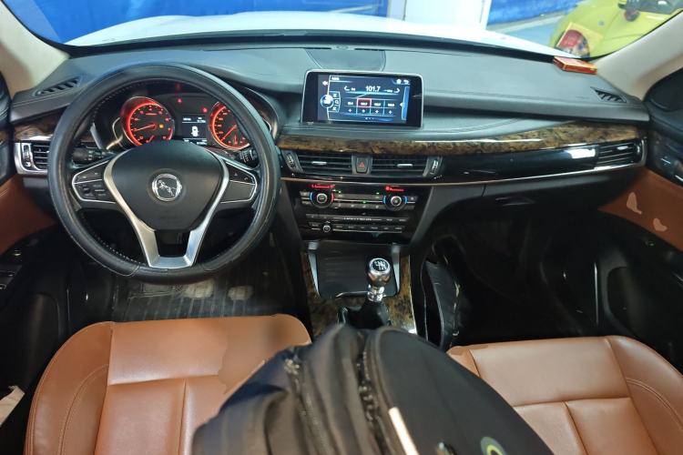 Used Hanteng X7 2016 1.5T Manual Luxury Version Center Console