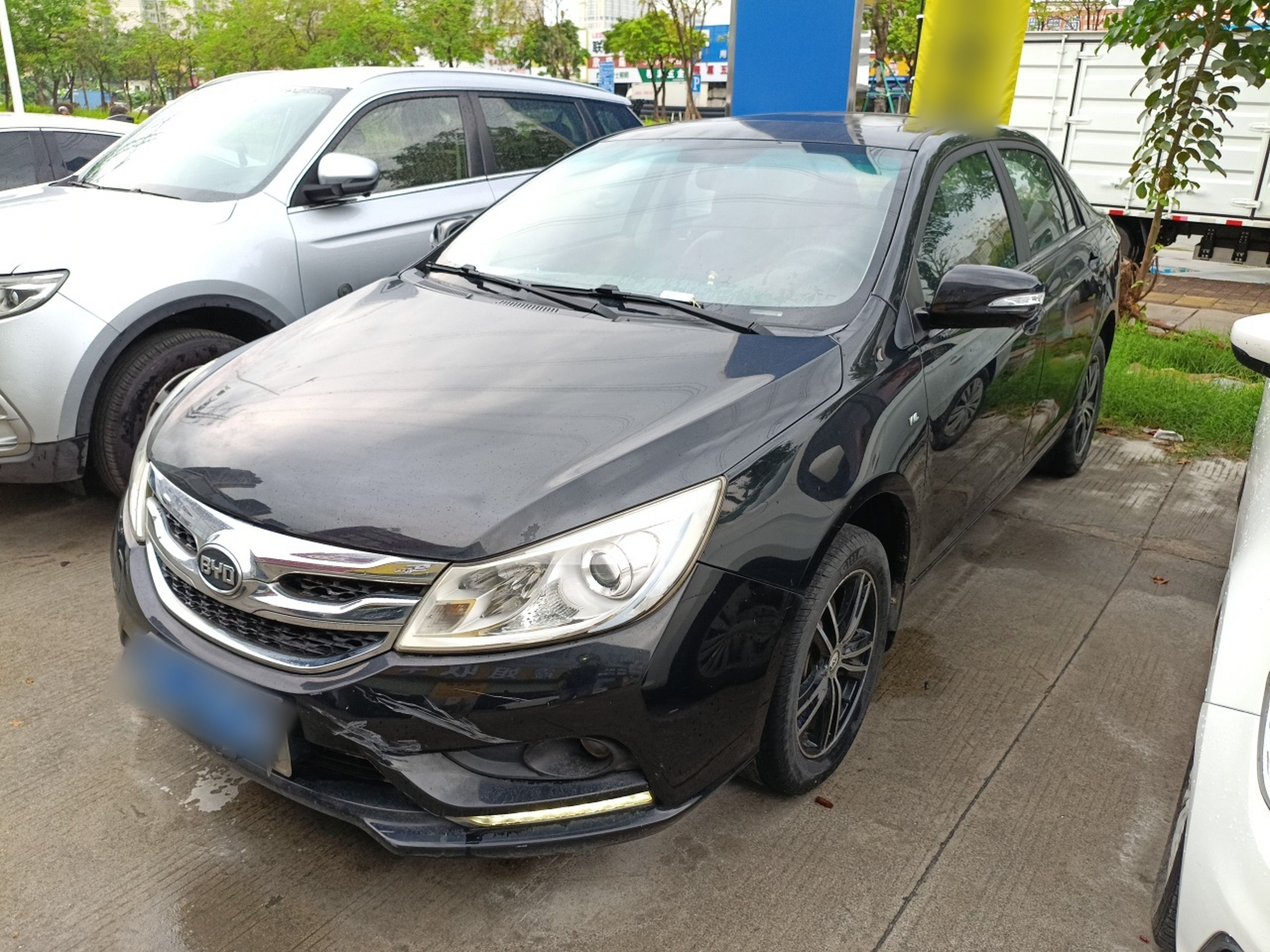 تحت مقدمة السيارة