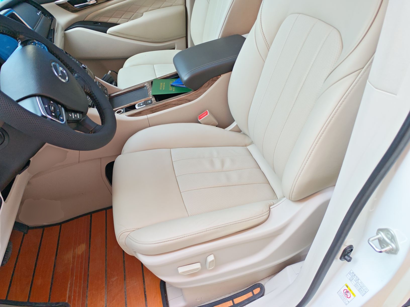 Переднее сиденье в автомобиле