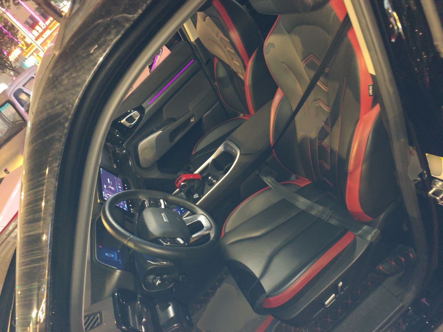 المقاعد الأمامية داخل السيارة