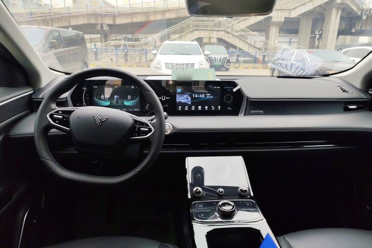 Used NETA U 2023 NETA U-Ⅱ 400 U-SHOW Edition Lithium-Ion Battery Center Console