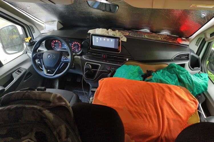 Used SAIC MAXUS Xintu V90 2022 2.0T Manual Zhiyun King Rear-Drive Short Wheelbase Mid-Roof Design with Single Rear Tire and 6 Seats Center Console