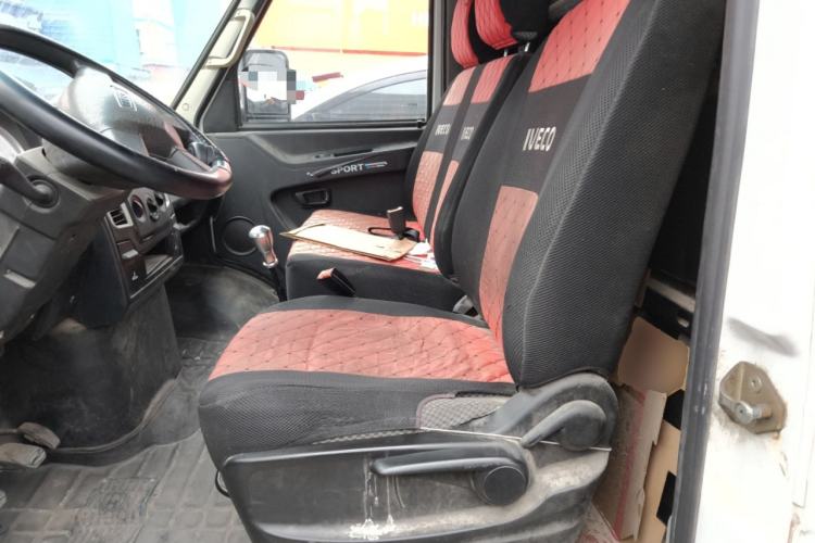 Used Iveco Daily 2020 2.8T V35 Box Truck with Dual Tires Low Roof 3 Seats China VI Emission Standard