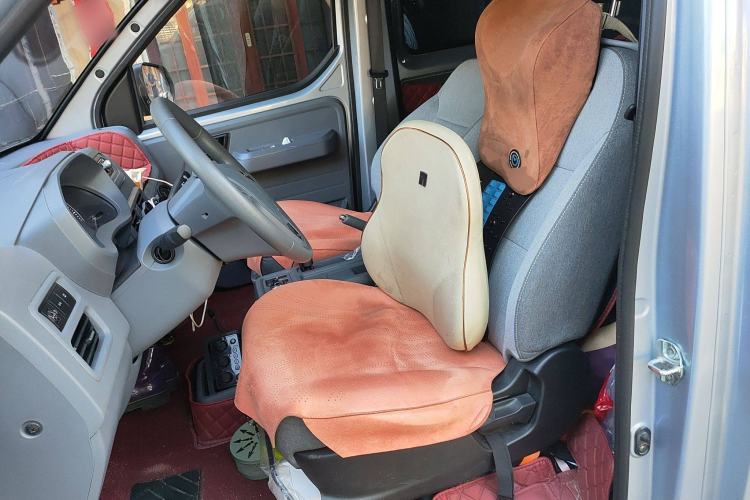 Used Wuling Yangguang 2025 Model 310KM Bus Edition—Customized by CATL
