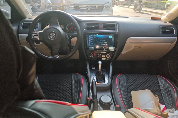 Used Volkswagen Sagitar 2014 1.6L Automatic Comfort Model Center Console