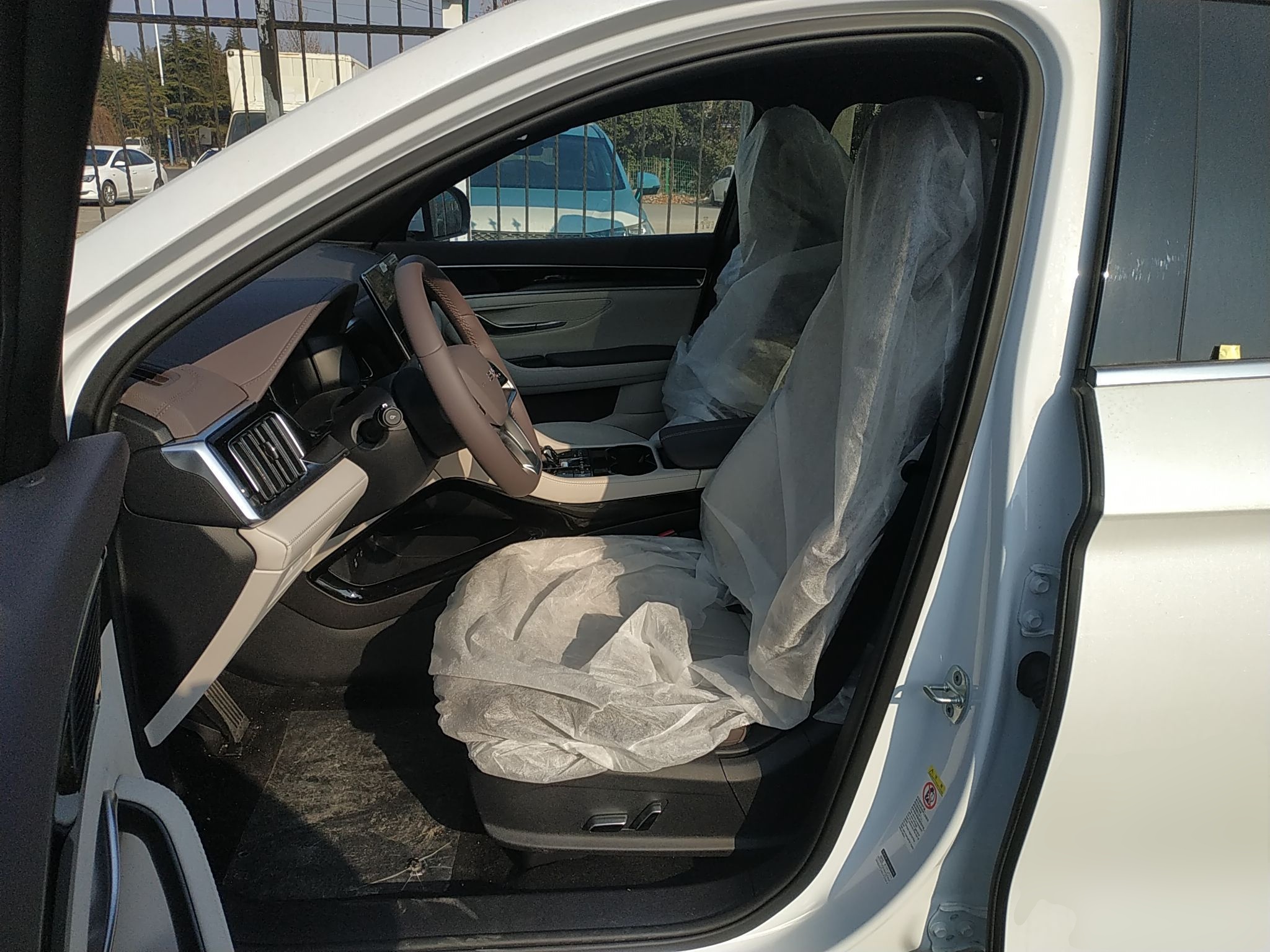 المقاعد الأمامية داخل السيارة