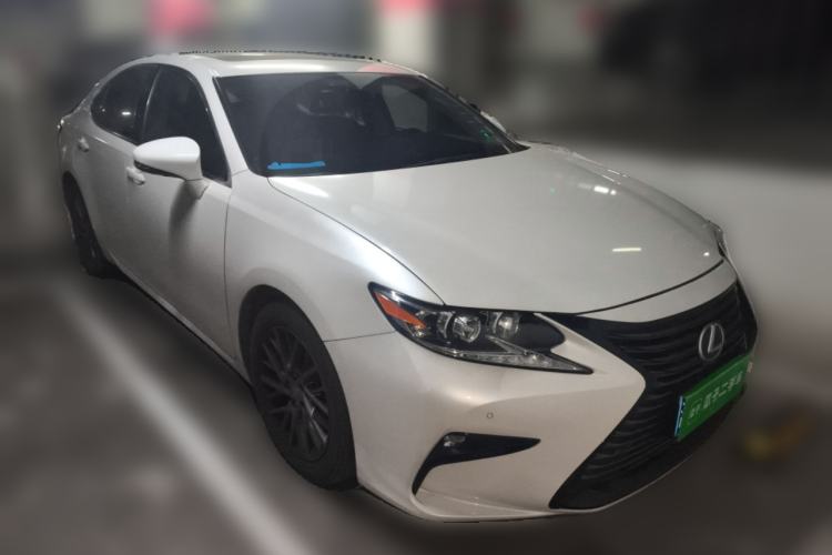 Used Lexus ES 2017 200 30th Anniversary Edition Front Right 45 Deg