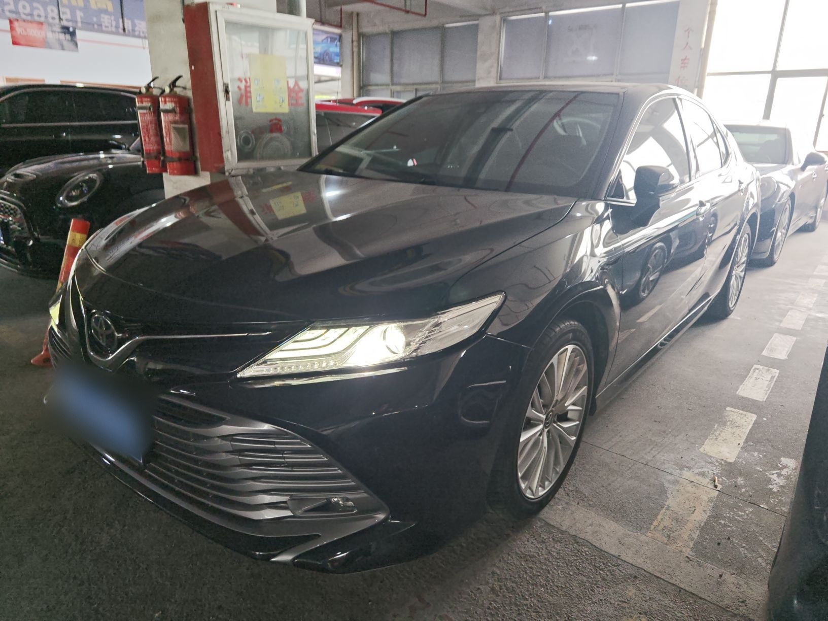 تحت مقدمة السيارة