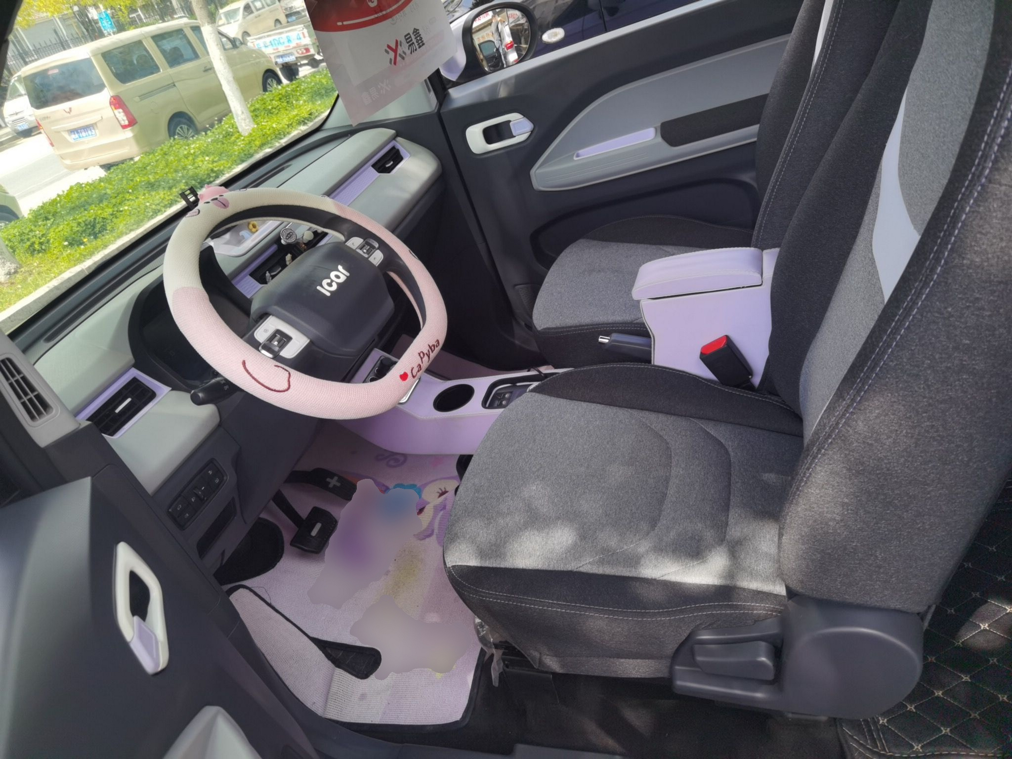 المقاعد الأمامية داخل السيارة