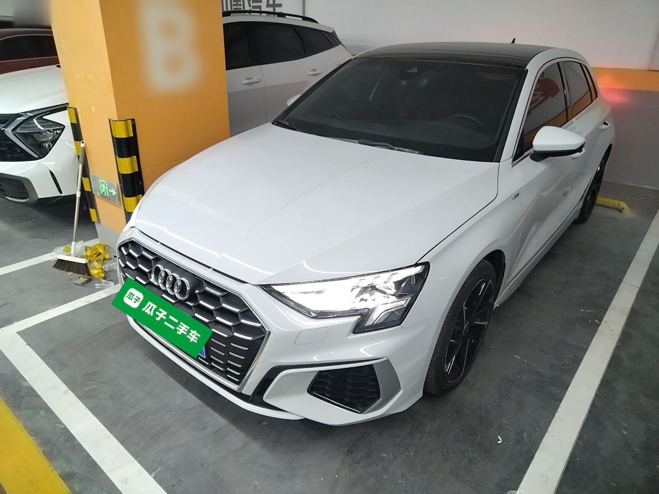 Под передней частью автомобиля