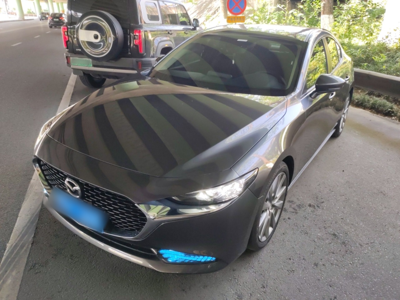 تحت مقدمة السيارة