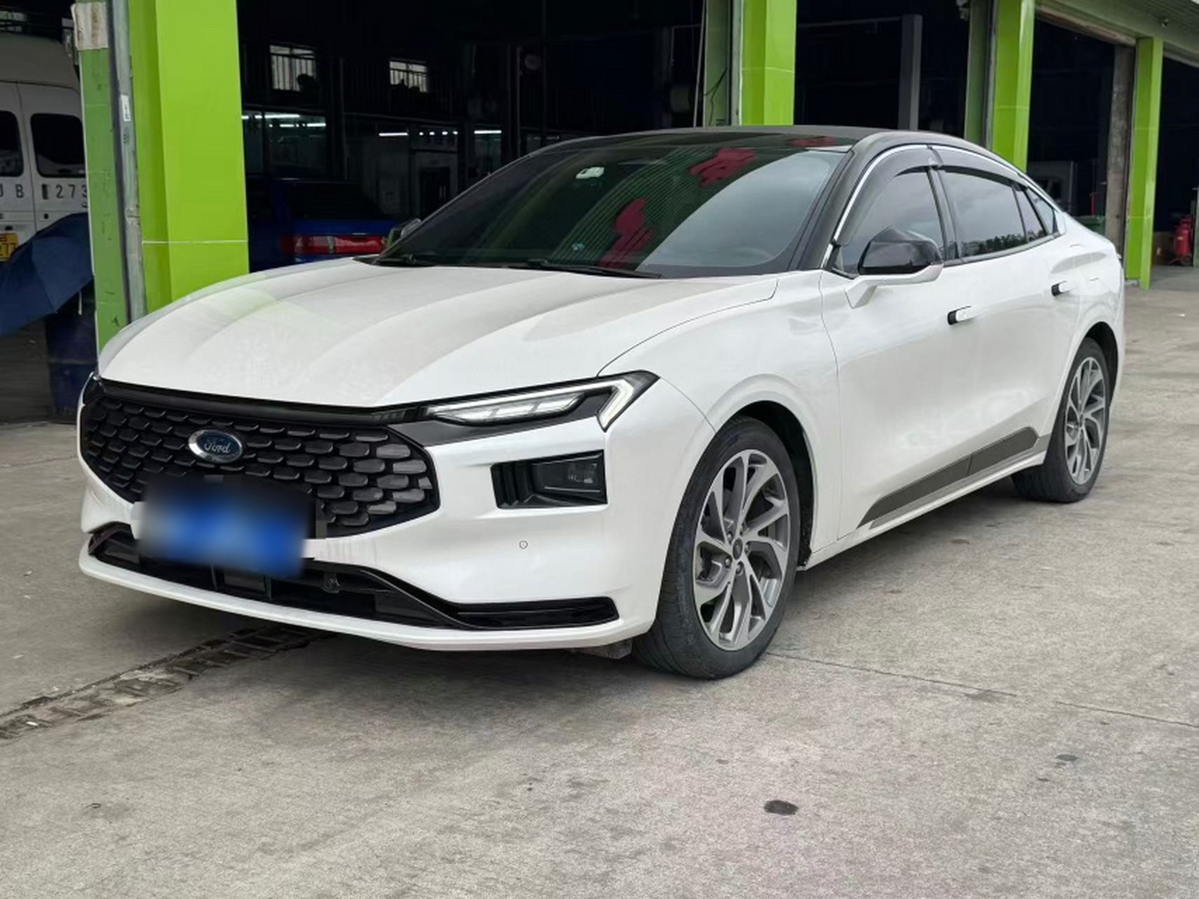 Под передней частью автомобиля