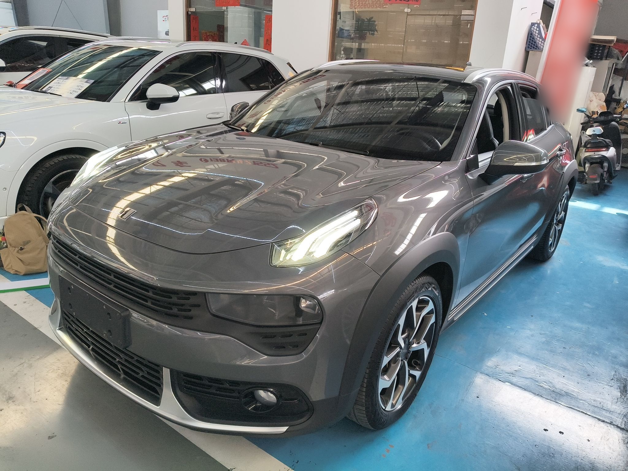 Под передней частью автомобиля