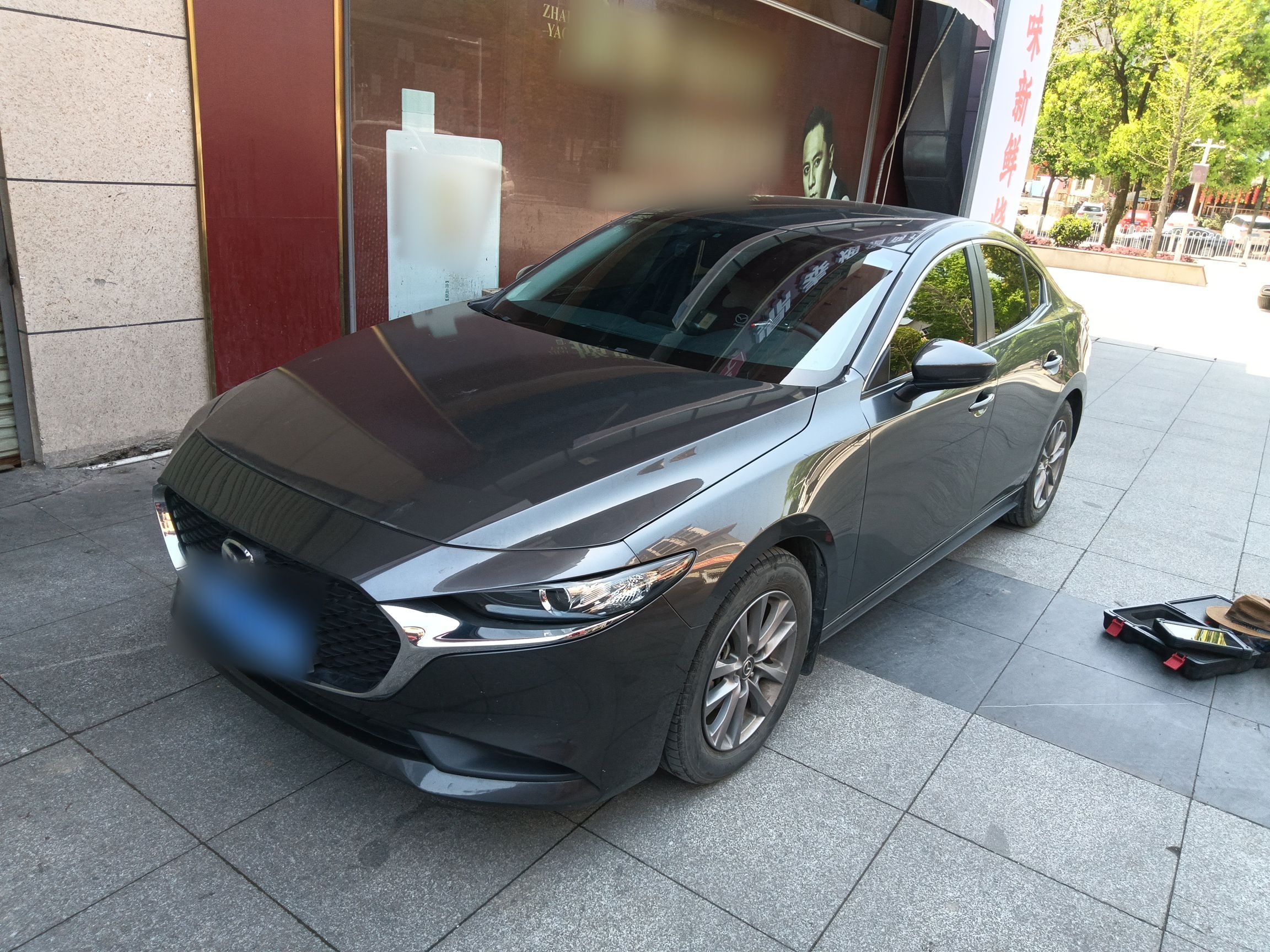 Под передней частью автомобиля