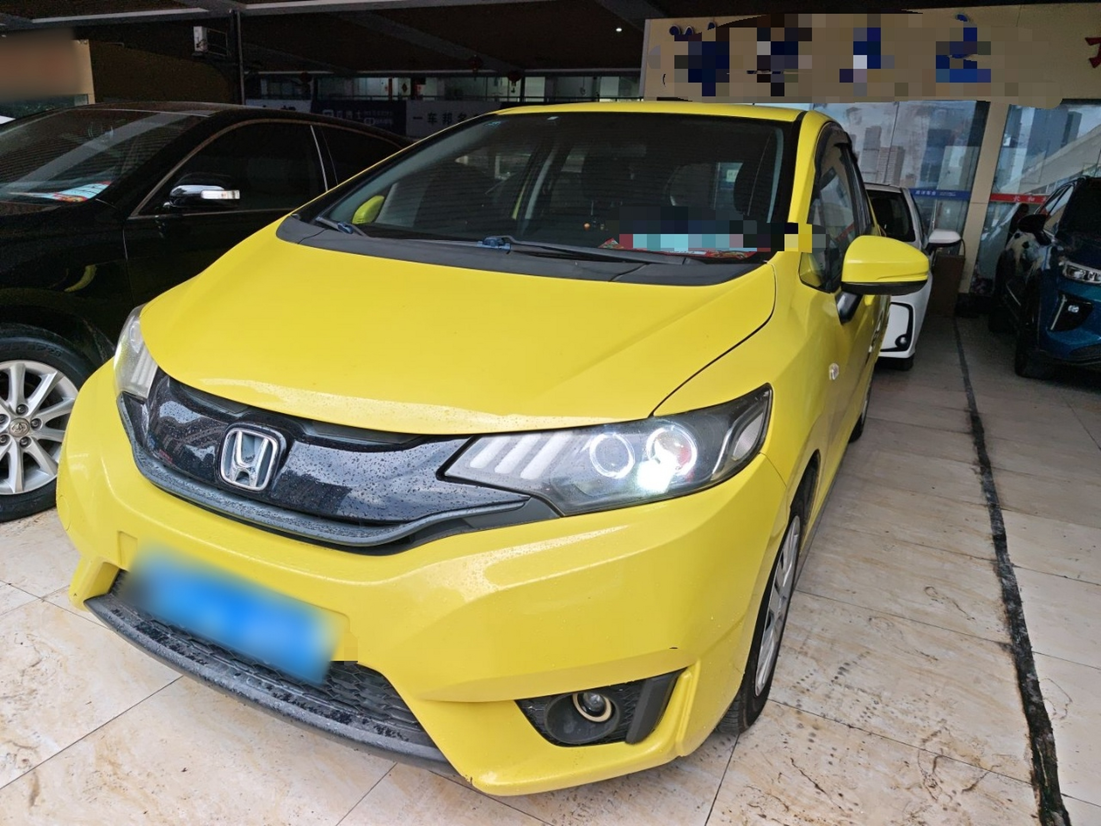 تحت مقدمة السيارة